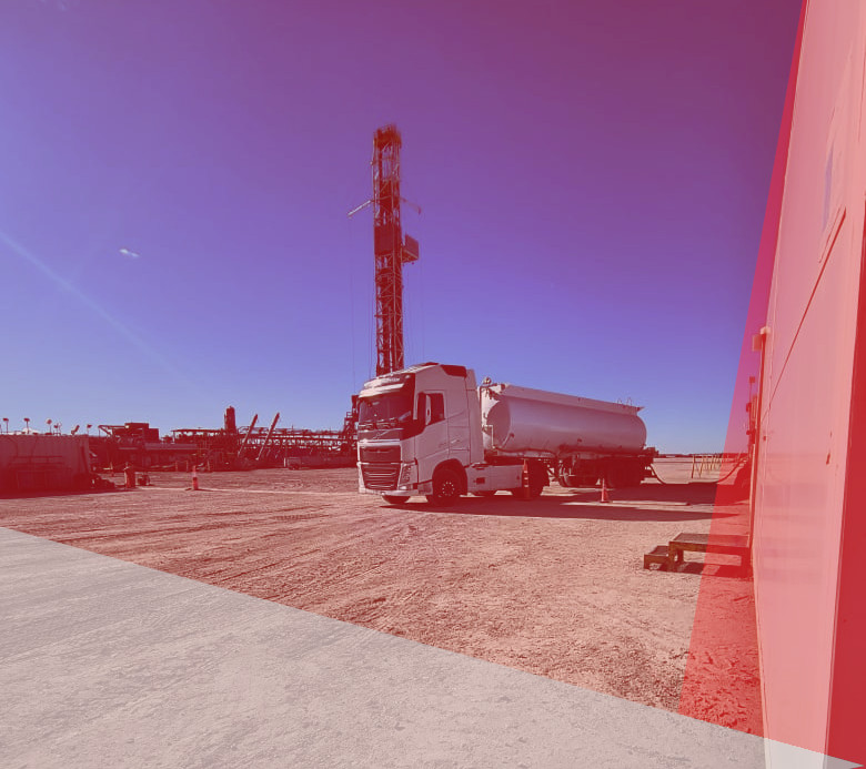 foto camion de agua potable en yacimiento oil and gas petroleo vaca muerta